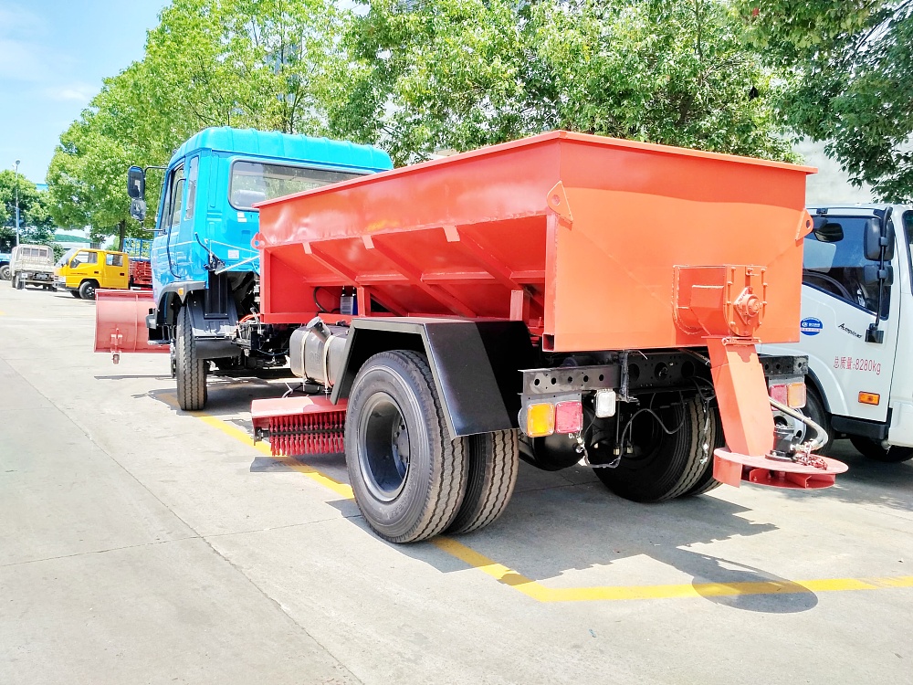 東風多功能除雪融雪劑灑布車